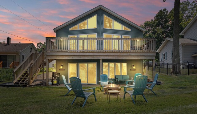 Juniper Presents: Deluxe Vacay on Bluff Overlooking PawPaw Lke, Elegant+Comfy