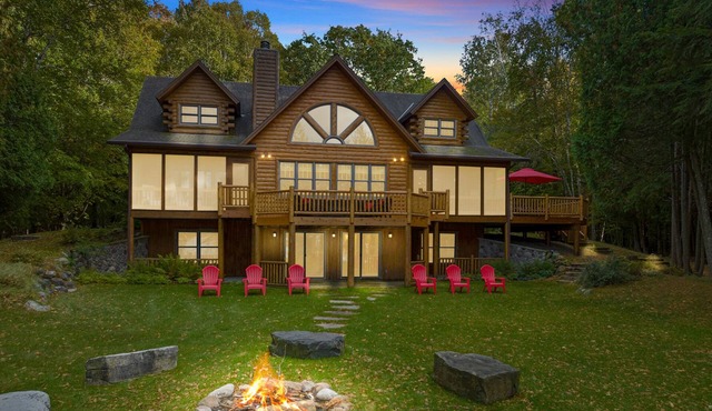 Juniper Presents: Gorgeous Vacay Lodge on Nowland Lake, 10-acres w/Dock + Kayaks