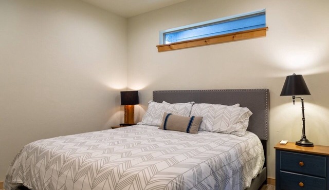 Juniper Studio | Walk to Sisters | Sleeps 2