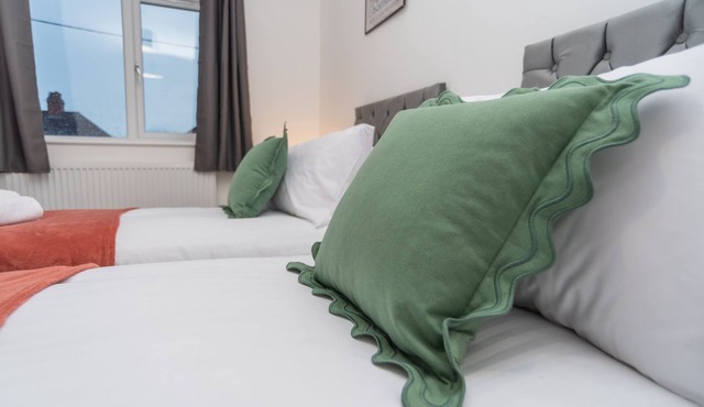 Juniper - With Parking - Telford - Sleeps 8