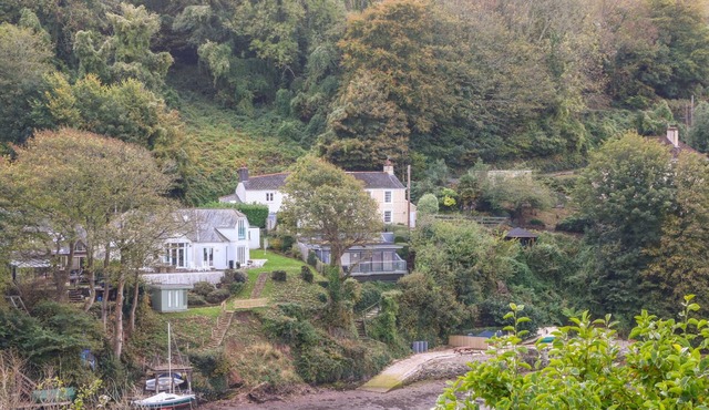 JUNKET COTTAGE, pet friendly, luxury holiday cottage in Noss Mayo