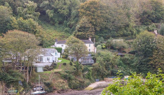 JUNKET STUDIO, pet friendly, luxury holiday cottage in Noss Mayo