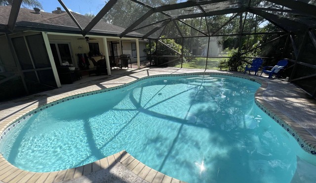 Jupiter - 3 Bedroom, HEATED Pool Home on an Acre of Land, with Home Theater!