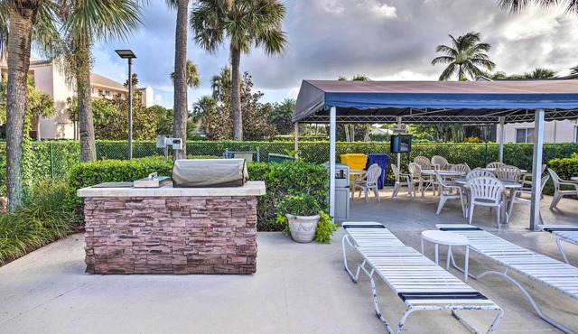 Jupiter Bay Condo w/Pool < Half Mile to Beach!