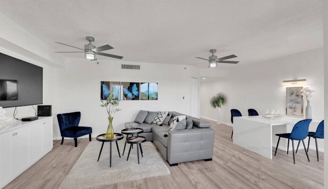 Jupiter Bay Resort Condo, steps to the beach! Comfortably sleeps family of 4!