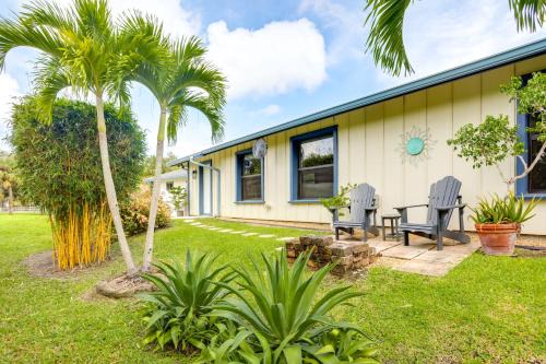 Jupiter Cottage w/Patio, Gas Grill & Fire Pit!