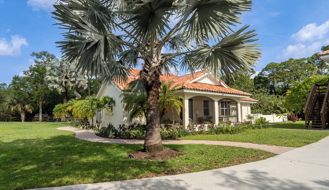 JUPITER FARMS TIKI PARADISE! Private, heated pool, Monarch butterfly garden.