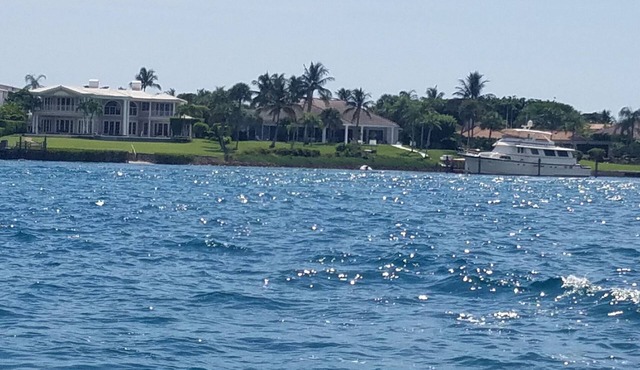 Jupiter house near beach sleeps 10 , heated enclosed pool .