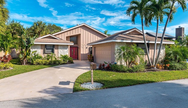 Jupiter Inlet Village House W/Pool - Walk to the Beach, Inlet, Pelican Club