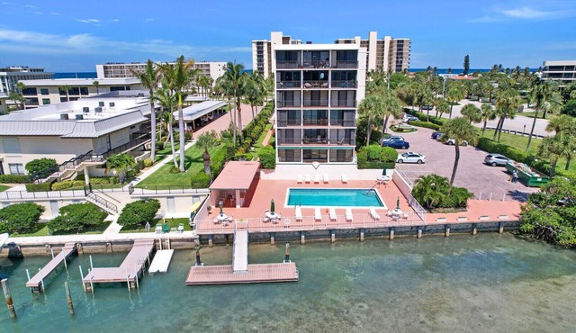 Jupiter Island, Waterfront, Beach Access, Pool, Newly Remodeled 2BR, 2BA Condo