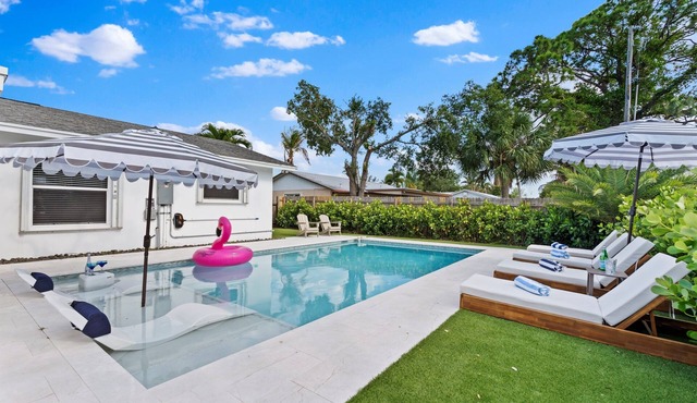 Jupiter Oasis Heated Pool + Putting Green