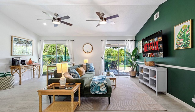 Jupiter Palm Oasis! Lakefront Pool Home w/Game Room, BBQ, Beach Chairs, Coffee!