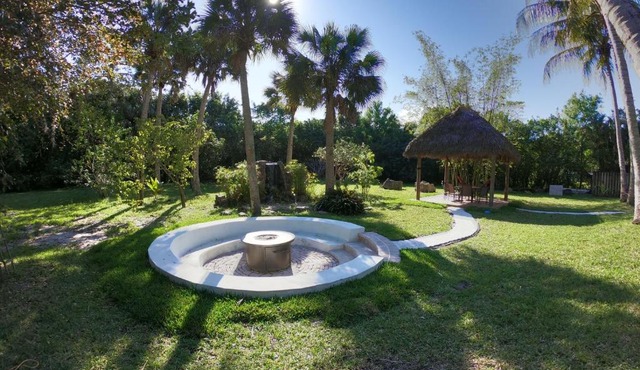JUPITER WATERFALLS - NEWLY UPDATED - TIKI HUT, FIRE PIT, KITCHEN, POOL HEATER and MORE