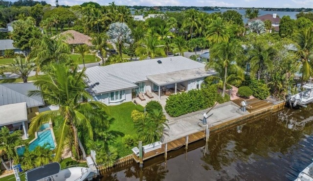 Jupiter waterfront - dock and new jacuzzi spa , 3 b 2 b fits 30 “ boat