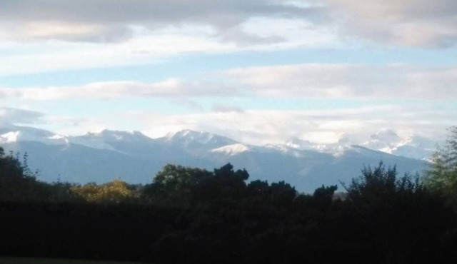 Jurançon- Loue villa with pool overlooking the Pyrenees 12/14 pers.