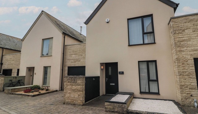 JURASSIC COAST HOUSE, pet friendly, with a garden in Fortuneswell