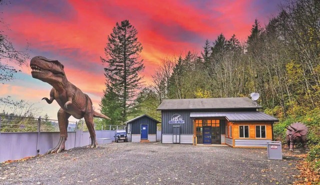 Jurassic Retreat - LifeSize Dinos, Hot Tub, Game Room, Sleeps 12