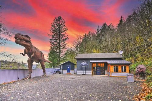 Jurassic Retreat - LifeSize Dinos, Hot Tub, Game Room, Sleeps 12