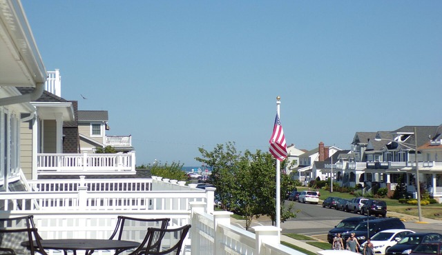 Just 1.5 Blocks From Beautiful Avon Beach 2nd FL Main House