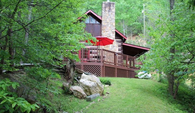 Just 10 minutes from GSM National Park, 2 BR Log Cabin with Hot Tub & Firepit