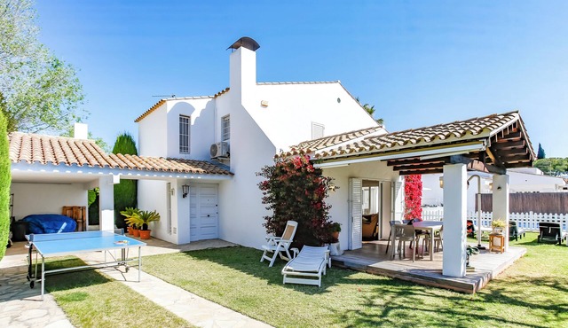 Just 10 minutes from Sitges, house with private garden and pool-