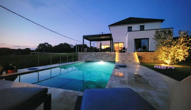 Just 15 minutes from the 24 Hours of Le Mans racetrack! Ideal for 10 people