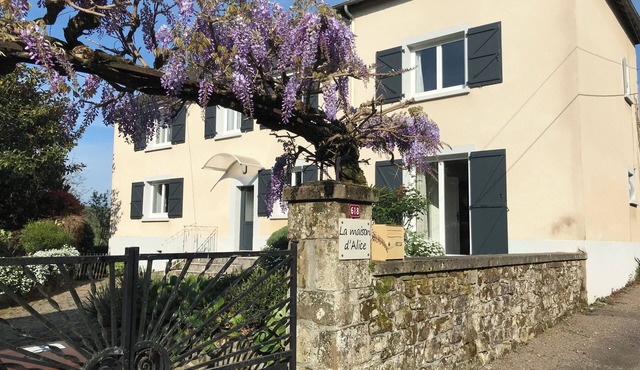 Just 15 minutes from 4 of France's most beautiful villages, the Dordogne valley and the Lot.