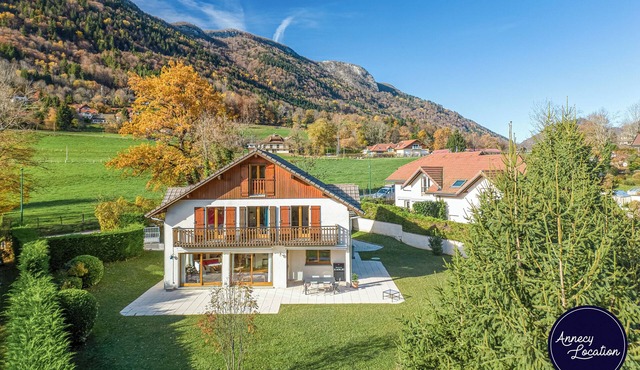 Just 2 km from Lake Annecy and the lovely village of Menthon-Saint-Bernard, L’Écrin de Bluffy welcomes you to a peaceful setting between lake and mountains.
