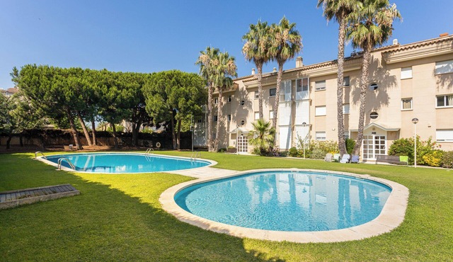 Just 2 steps from San Pol Beach! SeaBreezeHeaven: Terrace BBQ, Sea & Pool Views