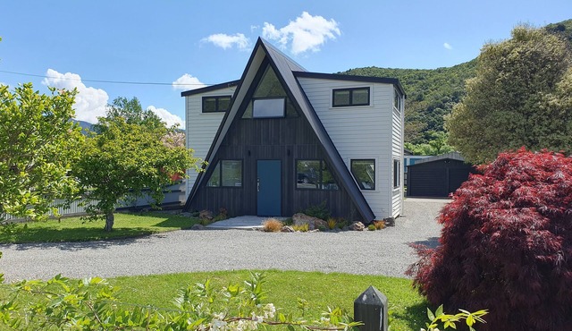 Just 3 minutes walk from the marina this Family getaway also has a Games room!