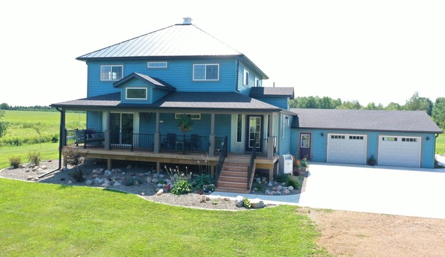 Just 5 minutes from Rib moutain, charming Farmhouse style home