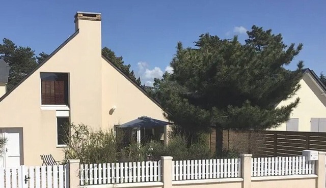 Just 50m from the sea, this pretty, comfortable villa is ideal for family vacations.