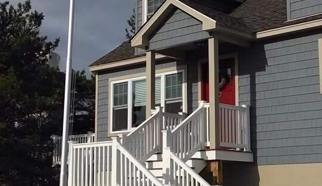 Just 8 houses from the beach (one block)