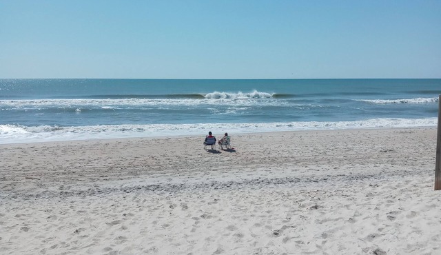 Just a 2 minute walk to the Atlantic Ocean!n