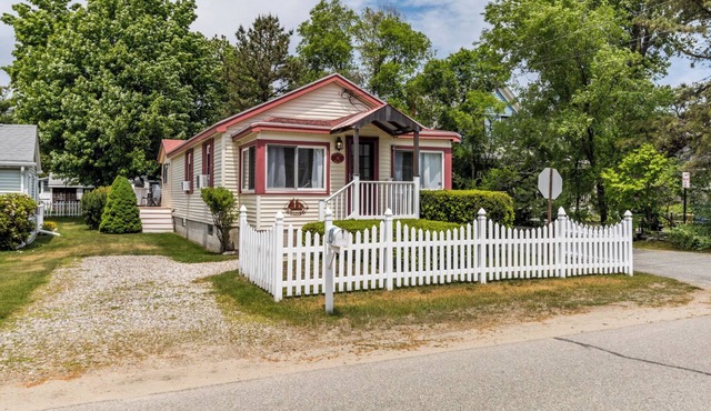 Just a 3 minute walk to the beach, local restaurants, and activities!