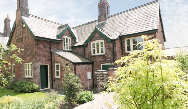 JUST A COTTAGE, NEWLANDS FARM, pet friendly in Golden Valley