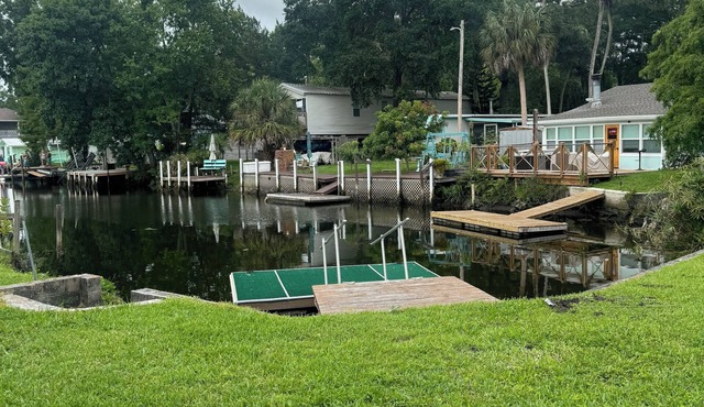 Just a couple minute paddle to hospital hole in Weeki Wachee. Pet friendly.