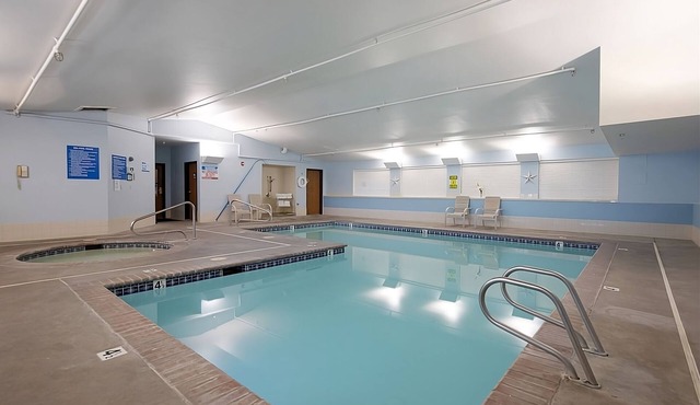Just a Minutes Drive to WSU! 2 Family-friendly Rooms w/Free Breakfast, Pool
