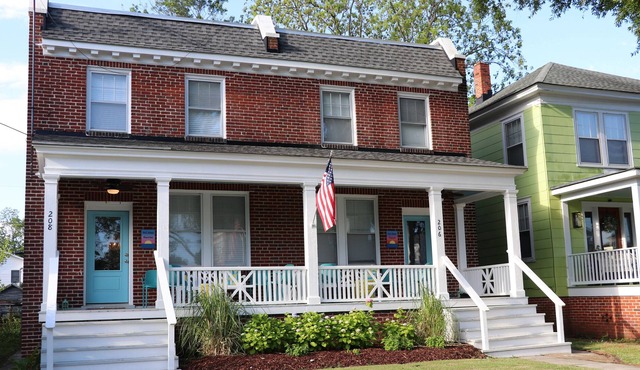 Just a short stroll to the beach and 3 blocks from downtown!