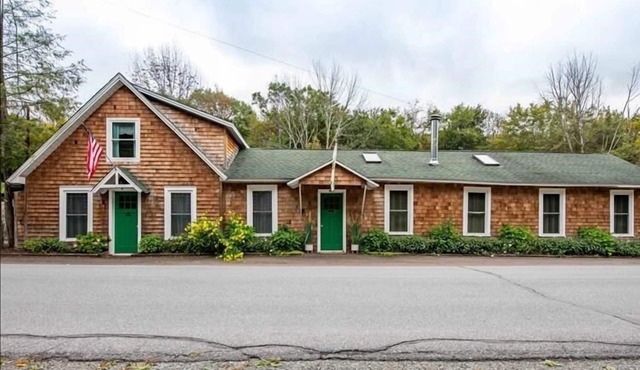 Just a short stroll to the village for "The MacKay" in Eagles Mere