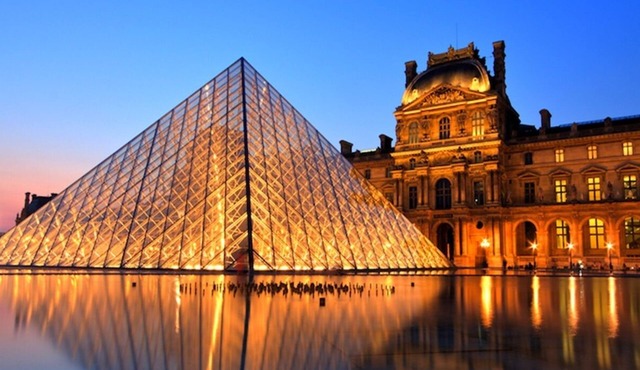 JUST A SHORT WALK FROM ICONIC LANDMARKS LOUVRE , NOTRE-DAME & CENTRE POMPIDOU