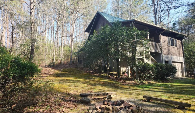 'Just a Step Away' - a Secluded Cabin on Stover Creek w/Fiber Wi-Fi & Hot Tub