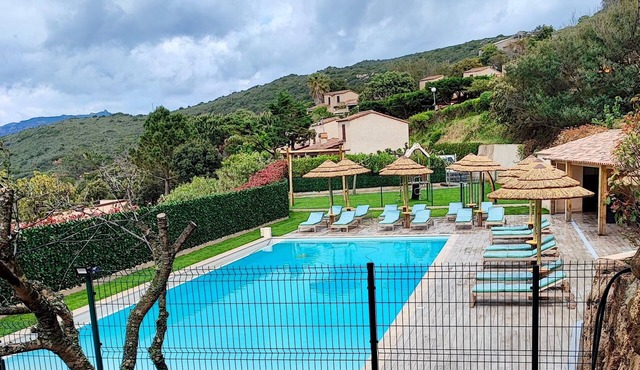 Just a stone's throw from the beach! 4-person studio, pool, sea-view terrace.