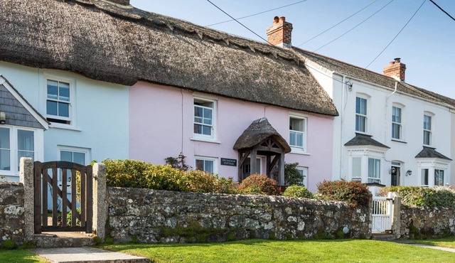 Just a stone's throw away from the water's edge, thatched Trevarrow Cottage is the ideal place to un