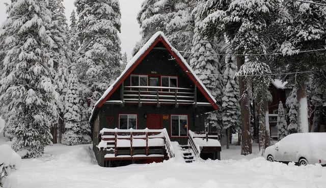 Just Across From Serene Lakes. 5A-Chalet. Enjoy The Peace And Comfort!