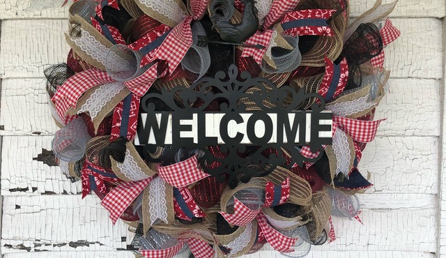 "Just an Old Farm House" is a comfortable and cozy country house.