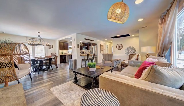 Just another GEM W Hot Tub and Seasonal HUGE POOLn NEW TO VRBO