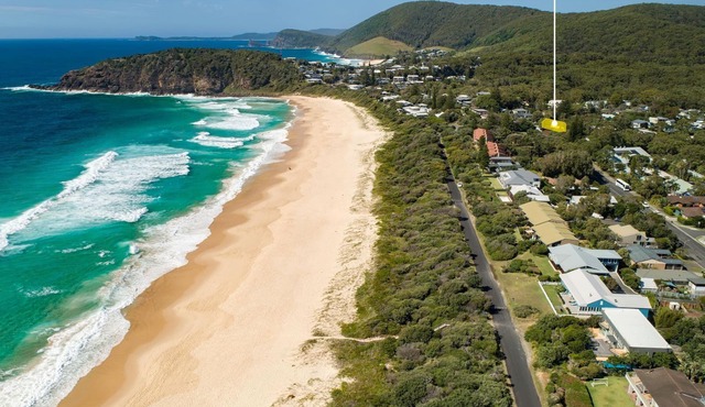 Just Beachy - freshly renovated apartment minutes walk from the beach!