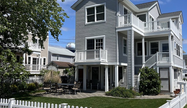 Just Beachy - Updated, Oceanside Home, 3 min walk to the beach, close to it all!