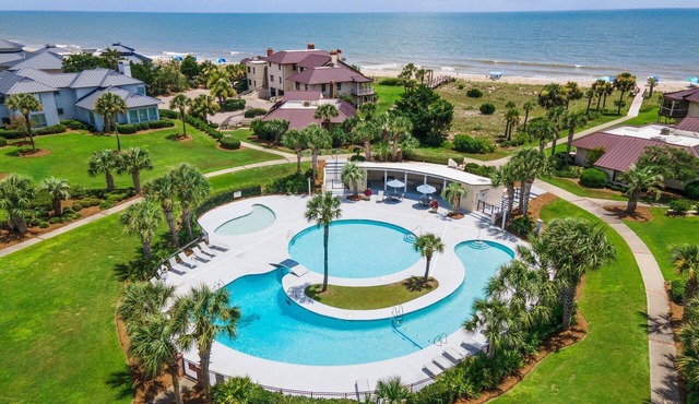 Just beyond the dunes Water's Edge is a cozy ocean view villa